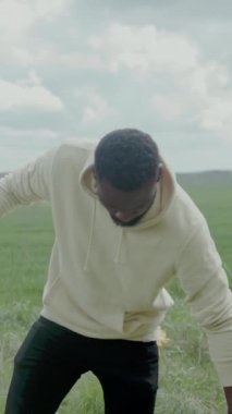 Video, beyaz kapüşonlu bir adamın bir kadınla elini tutarak, sükuneti somutlaştırdığı sakin bir anı gösteriyor.