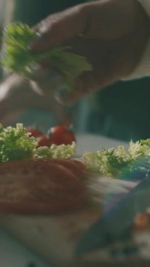 Besleyici bir yemek, yeşillikler ve sulu domatesler için hazırlanmış taze malzemelerin canlı bir görüntüsü.