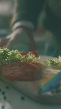 Yetenekli bir el lezzetli ve sağlıklı bir yemek için taze, taze marul ve sulu domates hazırlar.