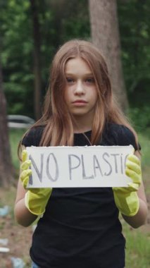 Tutkulu bir genç, plastik atıkları azaltmanın ne kadar önemli olduğunu ve bunun bugün doğa üzerindeki etkilerini vurguluyor.