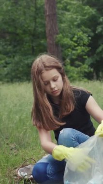 Kendini işine adamış genç bir kız, güçlü sorumluluk duygusunu göstermek için çevreyi temizliyor.