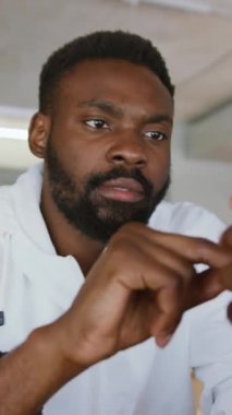 Bir adam akıllı telefonuyla bağlantı ve teknolojiyi mükemmel bir şekilde harmanlayan bir anı yakalamaya kendini kaptırmıştır.