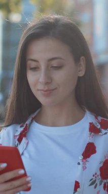 Şeffaf bir arkaplan üzerine zarif bir şekilde dizayn edilmiş parlak siyah daire sembolü, onu minimalist tasarımlar için mükemmel kılıyor.