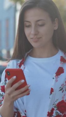 Şeffaf bir arkaplan üzerine zarif bir şekilde dizayn edilmiş parlak siyah daire sembolü, onu minimalist tasarımlar için mükemmel kılıyor.