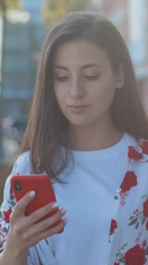 Resimde, kalp şeklinde bir siluet yaratan eller görülüyor. Aşkı ve derin bağlantıyı simgeliyor.