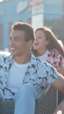 Bu şık ve ayarlanabilir akıllı telefon standı hem iş yerinde hem de evde kullanmak için mükemmeldir.