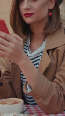 Sıcak bir kafe sahnesinde kahve ve kruvasan var. Rahatlamak için birebir.