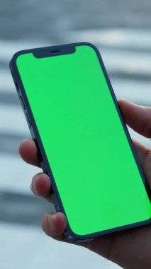 Canlı yeşil ekranlı, dijital içerik oluşturma ve düzenleme projeleri için mükemmel bir el bilgisayarı.