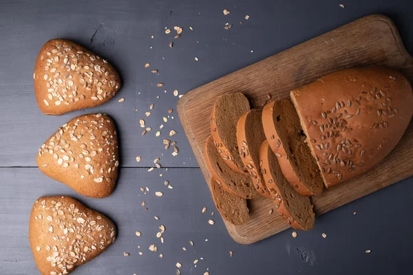 Üç çörekler üst görünümü ile dilimlenmiş ev yapımı ekmek