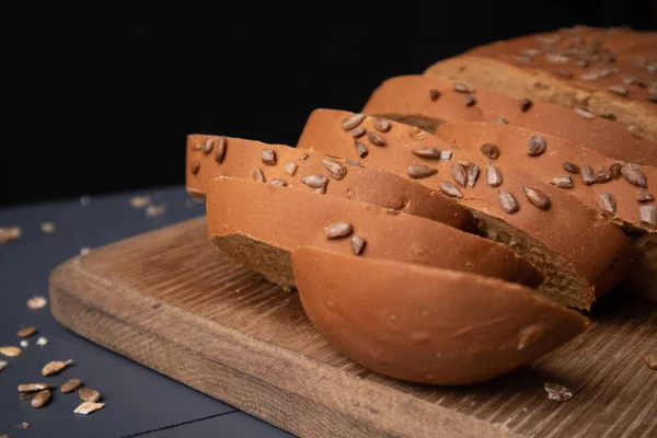 Tahtada dilimlenmiş ev yapımı ekmek