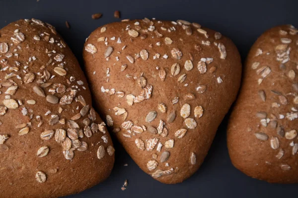 Üstüne üç lezzetli pasta çörekler