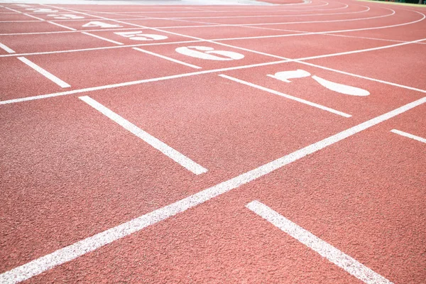 bir stadyumda bir koşu bandı başlangıç pozisyonu