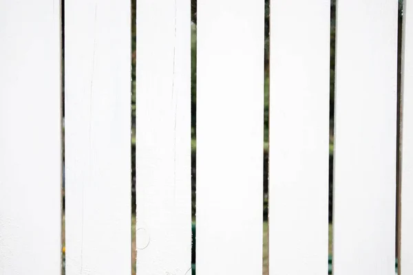 yarıklar ile beyaz tahta duvar