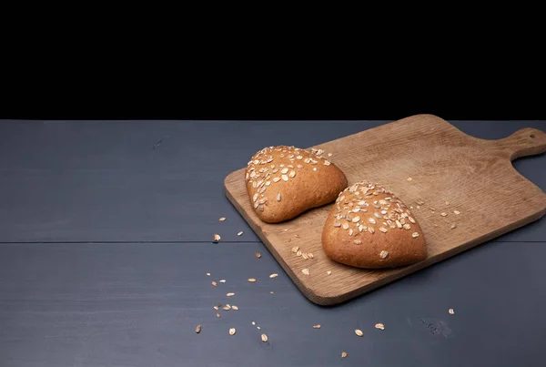 tahıllı iki çörekli tahta