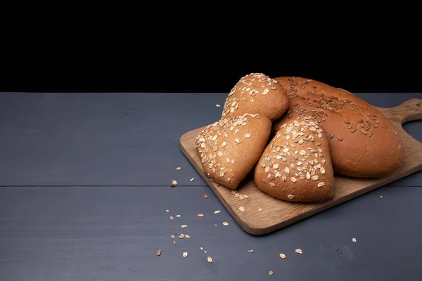 tahıllar ile üç taze çörekler ve ekmek ile kurulu