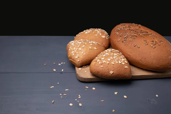 Tahtada rulo ile ev yapımı ekmek