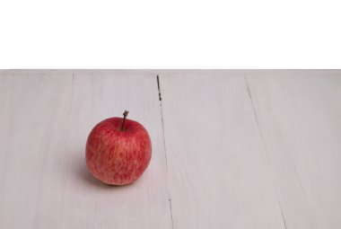 arka planda izole ile beyaz bir tahta üzerinde elma