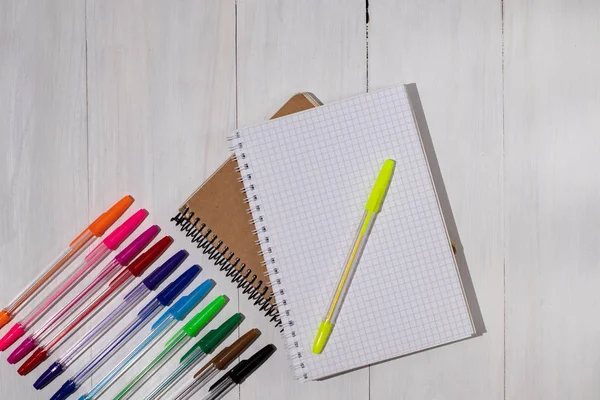 yine okul kalemleri defter ve yazma yeri