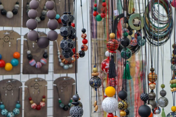 Eski şehir merkezinde satılık hediyelik boncuklar