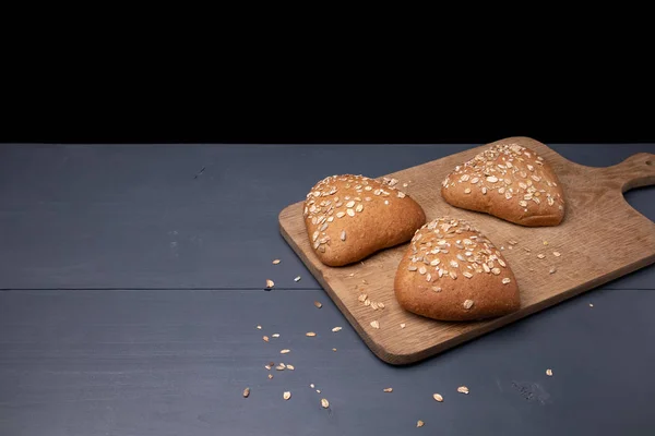 Tahta bir tahtada üç çörek