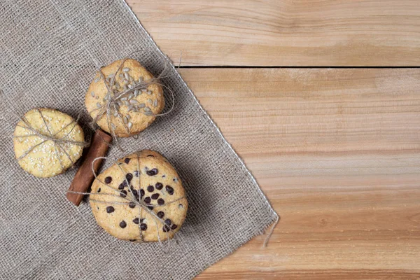 Cookies Homemade Cinnamon Gift Chocolate Pellets Kraft Food Sweets Burlap — Stock Photo, Image