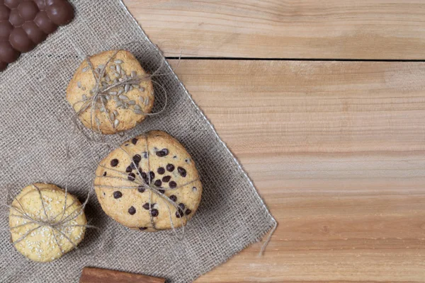 Ev yapımı tarçınlı kurabiyeler çikolatalı tatlılar çuval bezi desenli ahşap arka plan fotoğrafçılığı fırıncılık.
