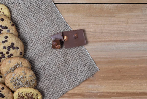 Ev yapımı kurabiyeler susam tohumları keten serpiştirilmiş çikolata ahşap arka planda fotoğraf yiyecekler.