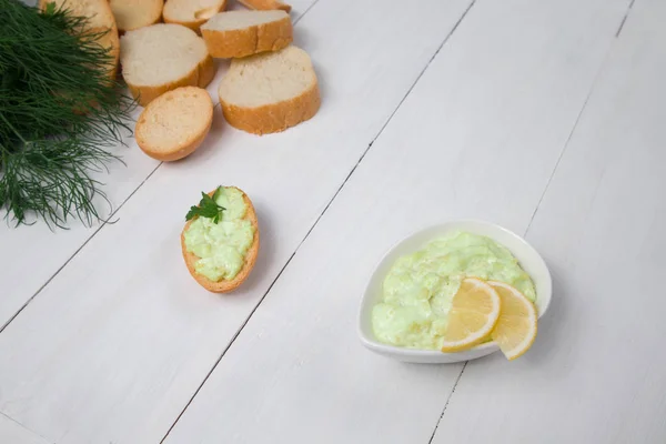 Vejetaryen avokado soslu ekmek parçaları kızarmış ekmek yeşil limon aromalı mutfak kahvaltısı