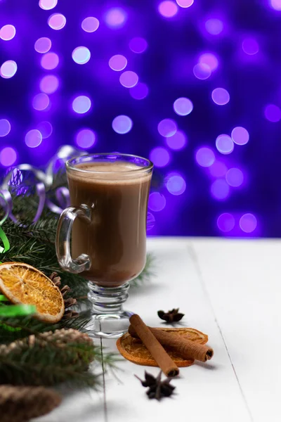 Bir bardak kapuçino sıcak içeceği yeni yıl tarçın atmosferi bokeh şenlik bulanık ışıklar