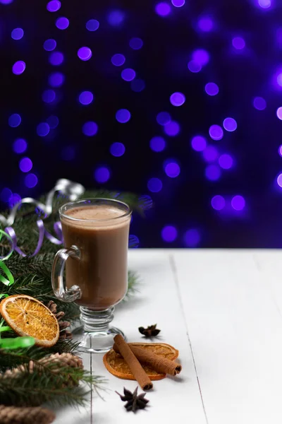 Bardak kapuçino sıcak içecek yeni yıl tarçın atmosferi bokeh şenlik ışıkları dikey konum fotoğrafları bulanıklaştırır