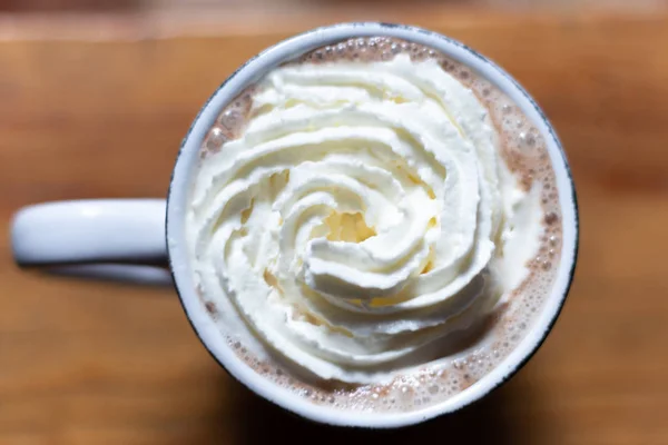 Sıcak bir bardak kremalı içecek kış soğuk kakao kapuçinosu nargile masasında.