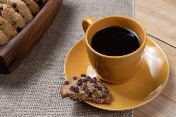 Egy Csésze Házi Készítésű Ízesített Csokis Süti Kora Reggel Stock Fotó