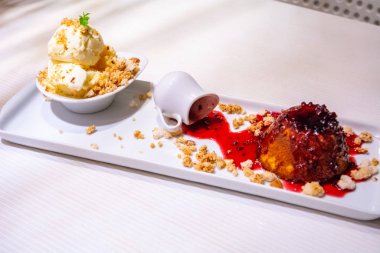 Sıcak muffin ve çilek soslu dondurma tatlısı