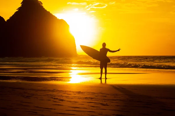 Surfare Vid Solnedgången Fernando Noronha Brasilien — Stockfoto