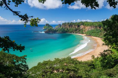 Fernando de Noronha Brezilya'da paradisiac Sancho Körfezi'nin panoramik manzarası