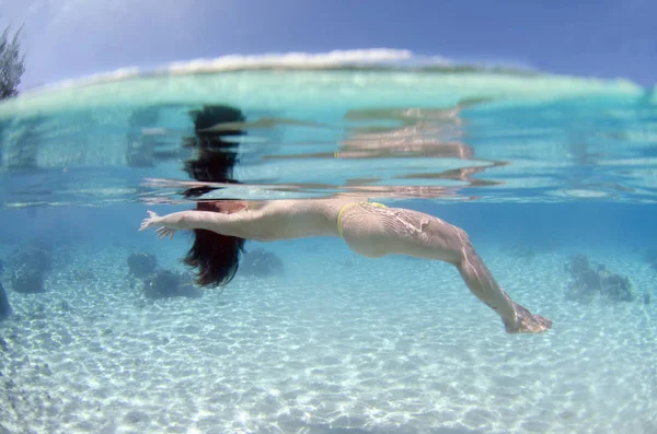 Kobieta Pływak Adrift Moorea Polinezja Francuska — Zdjęcie stockowe