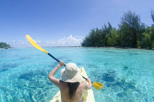 モーリアフランス領ポリネシアのターコイズブルーの水の上をパドリング — ストック写真