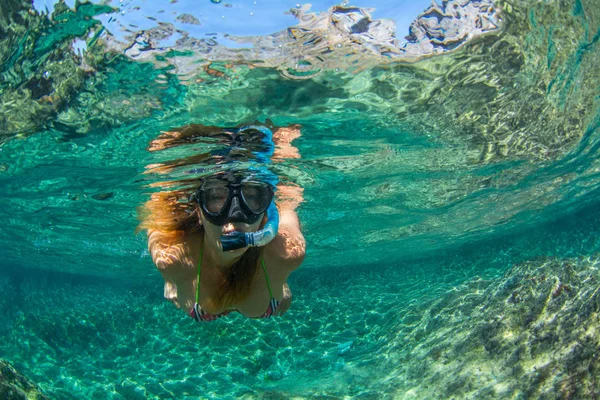 Mulher Nadar Com Snorkel Águas Límpidas Ilha Tenerife Nas Ilhas — Fotografia de Stock