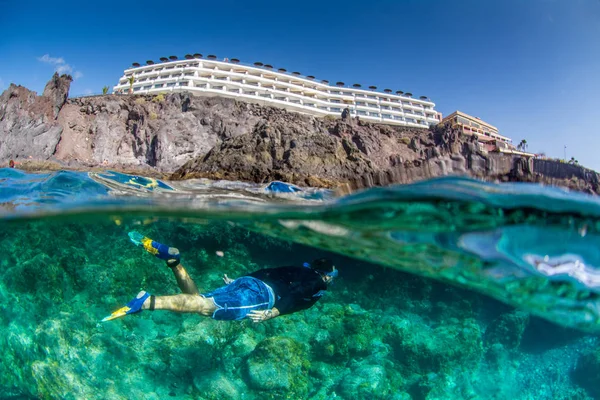 Homem Nada Debaixo Água Águas Límpidas Los Gigantes Tenerife Canárias — Fotografia de Stock