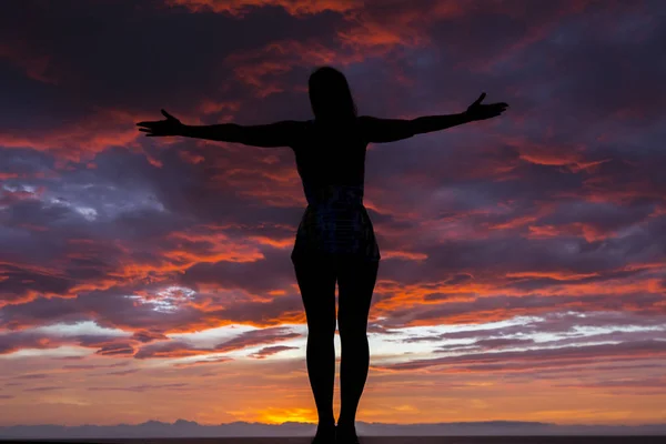 Vrouw Open Armen Bij Zonsopgang Een Gloednieuwe Dag — Stockfoto