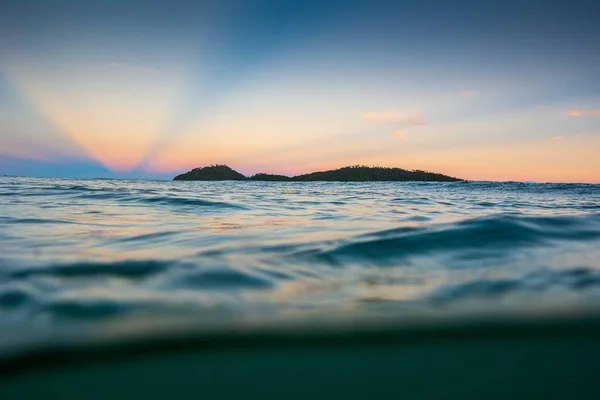 Zonsondergang Oceaan Met Zonnestralen Achter Het Eiland Campeche Florianpolis Brazilië — Stockfoto