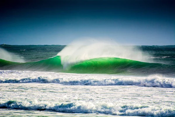 Grande Onda Poderosa Quebrando Costa Com Fortes Ventos Shore Praia — Fotografia de Stock