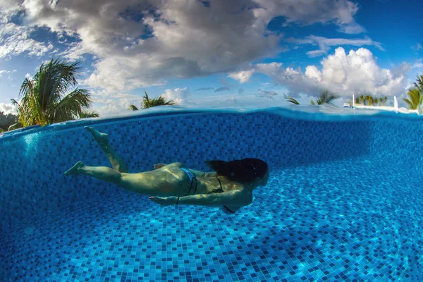 Mulher Nadando Debaixo Água Piscina Durante Férias — Fotografia de Stock