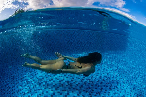 Mulher Nadar Debaixo Água Piscina Durante Férias Verão — Fotografia de Stock