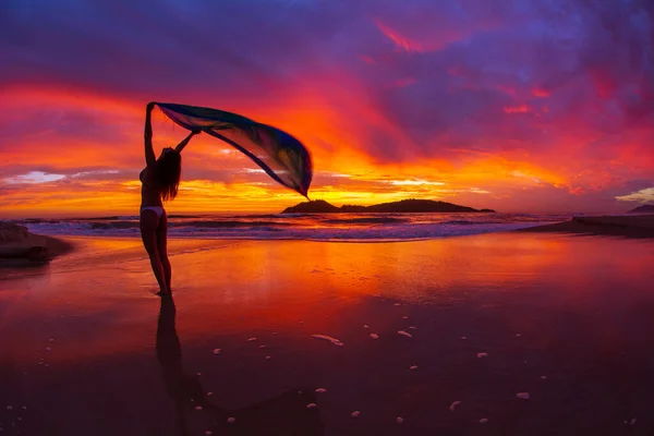 Kobieta Trzymająca Jedwabny Sarong Podczas Wschodu Słońca Plaży Campeche Florianopolis — Zdjęcie stockowe