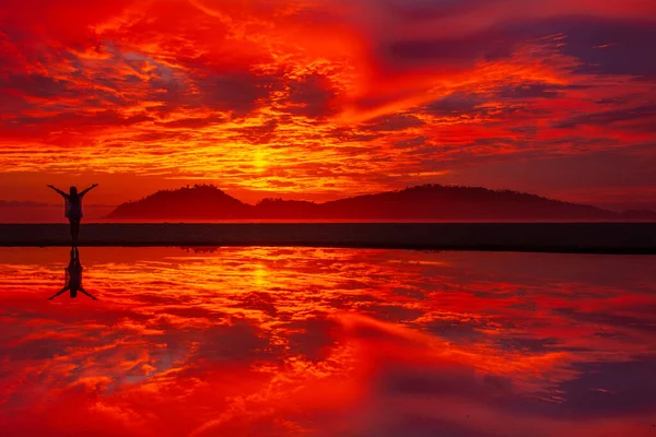 Vrouw Salueren Een Geweldige Zonsopgang Het Strand Campeche Florianopolis Brazilië — Stockfoto