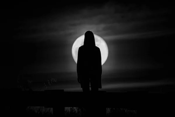 Femme Regardant Pleine Lune Dans Une Nuit Sombre — Photo