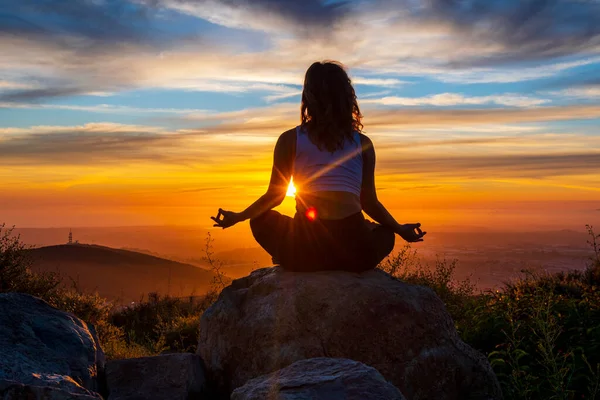 Woman Meditating Mountain Top Sunset — Stock Photo, Image