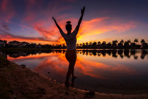Yoga Vrouw Bij Zonsondergang Het Meer Met Reflecties — Stockfoto