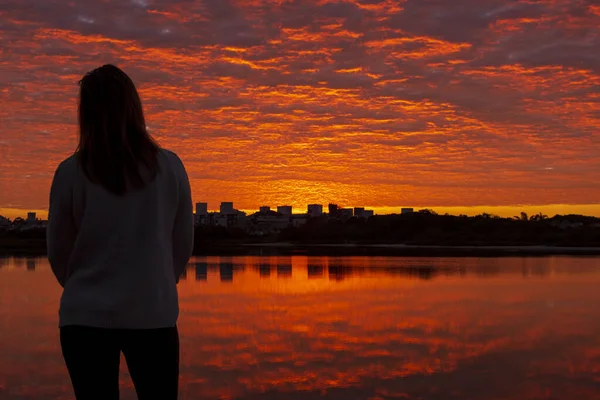 Vrouw Kijkend Naar Zonsopgang Een Meer — Stockfoto